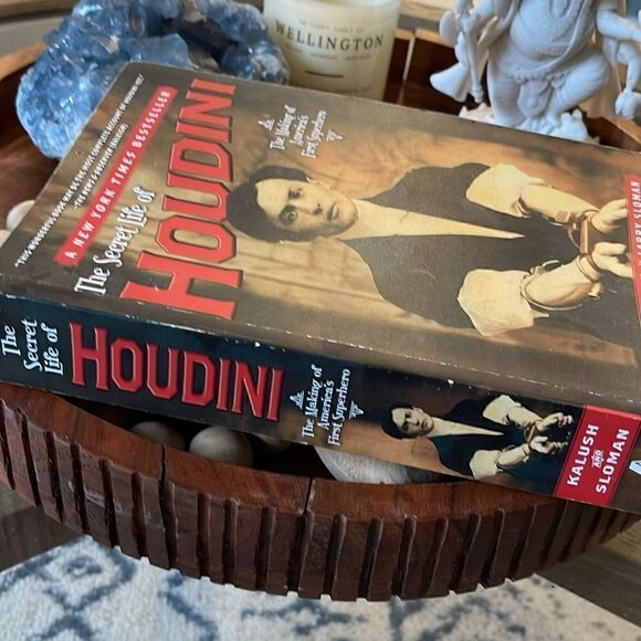 The Secret Life of Houdini: The Making of America's First Superhero - Picture 4 of 5